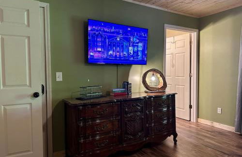 Laurelwood Luxury Cabin Hot Tub - Photo 16