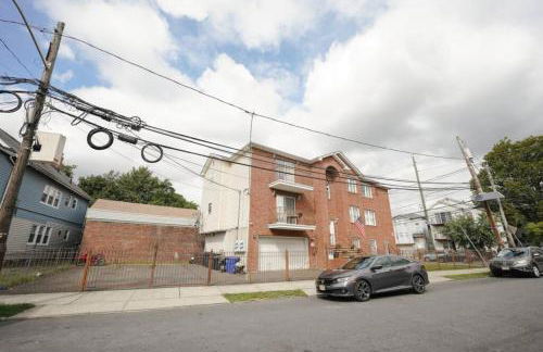 Newark Liberty Brick House - Private Bedroom 1 - Foto 56