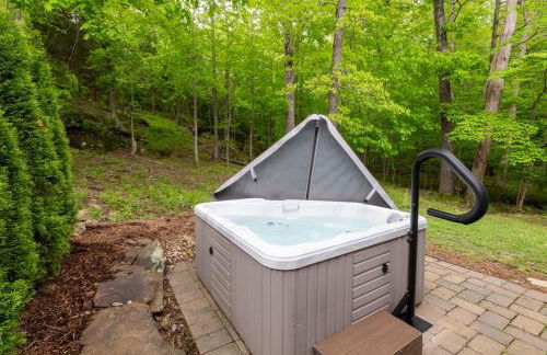 Romantic Cottage w Hot Tub & Views - Photo 32
