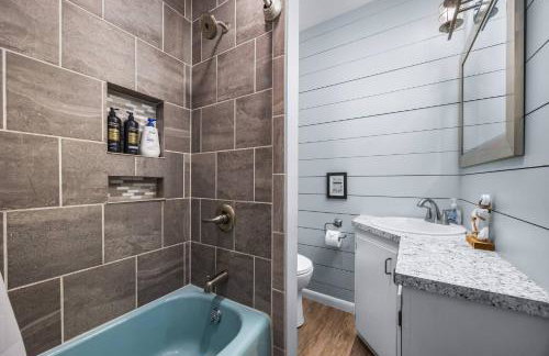 Waterfront retreat w/ wraparound deck & BBQ - Foto 40