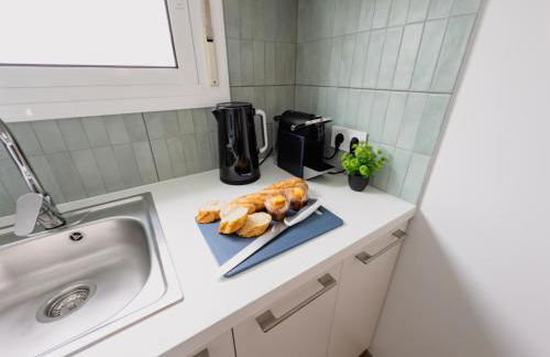 110 - Beachside Renovated 1BR apt 5 min from Beach - Photo 19