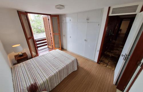 Casa Super Agradável, 250 metros da praia da Areia Preta, cinco quartos com ar, wifi, garagem, completa - Foto 23