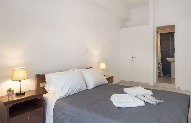 Parikia's Cute Pebble - Photo 9