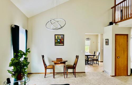 3br home 2br unit close to USAFA with fireplace - Foto 2