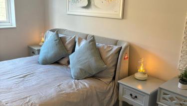Redwing Retreat - Luxury 2 Bed House - Sleeps 6 - Short Walk to Bicester Village Shops, Train Station and Town Centre with Garden and Driveway Parking - Foto 2