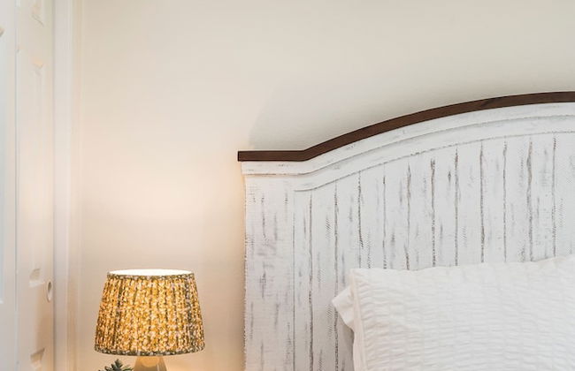 Charming Escape With Stylish Decor & Outdoor Space - Foto 8