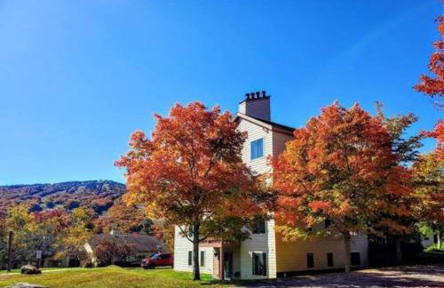 Mt Snow Condo with Pool Mountain Views Half Mile to Mtn - Photo 2