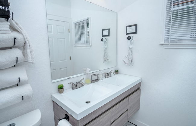 Huge Remodeled 5BR 4BA House Sleeps 20 Downtown - Photo 41