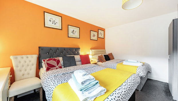 Cozy 4 Bedroom Home in Walsall, Free Parking, EVC, WIFI, 30 days 10 percent off - Foto 4, Quarto
