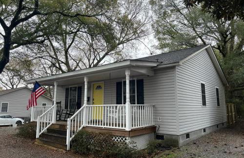 Under the Oaks, A Downtown Hidden Gem - Foto 25