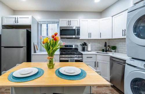 Stylish & Bright Gem Overlooks Lovely Park with Great Amenities - Foto 2