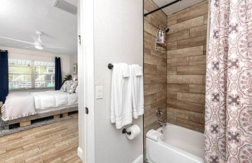 1 Block to Downtown - 7 min to beach - King bed & Free parking - Foto 25