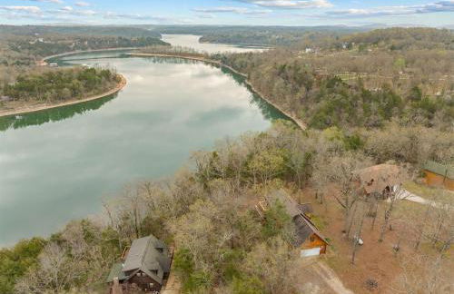 Remodeled Lakefront Cabin, shuffleboard, Starlink - Foto 42