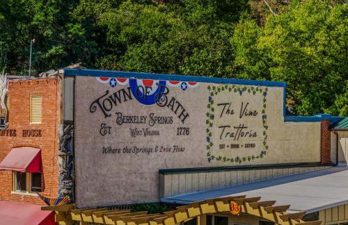 The Manor - Historic Mansion, Wifi, Covered Porch, Screen Porch, King Bed, Walk to Spas, Shops & Restaurants - Foto 89