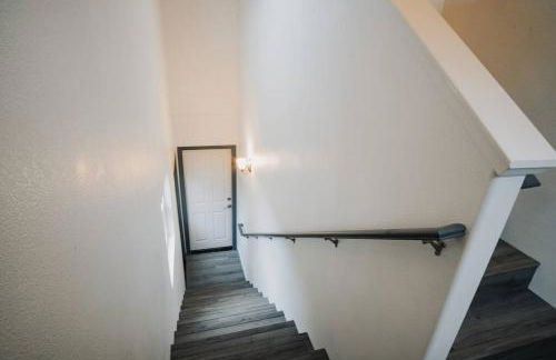 Gorgeous Upstairs Studio with Patio and Laundry - Foto 14