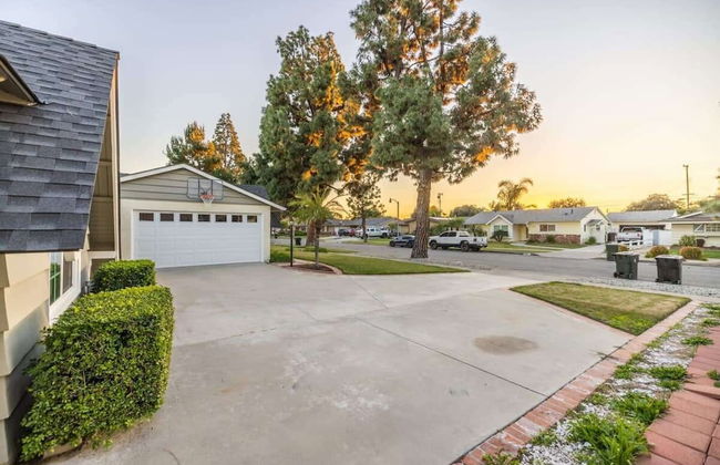 Marbella Lane - Charming 4BR Bungalo for Relaxing Retreat - Photo 39