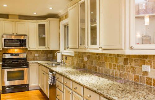 4 Bedroom Home in Best Location Parking Fireplace Back Yard Pets Welcome - Foto 11