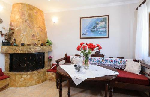 Casa Vasilia Traditional Home - Photo 20