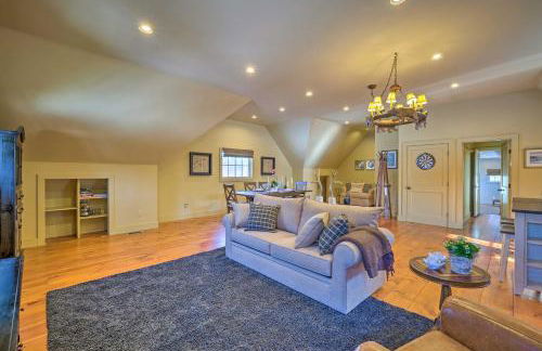 Luxe Green Barn Near Skiing with Mt Equinox Views! - Foto 5