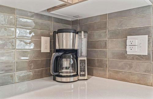 6BR Retreat with Playground Basketball & Sleeps 22 - Foto 15