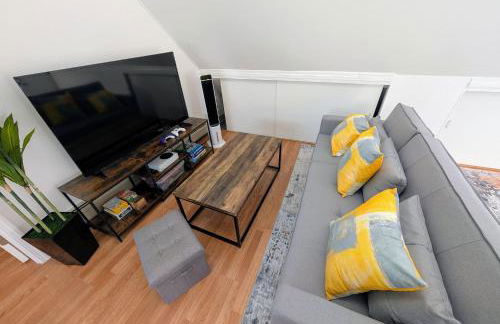 Spacious duplex retreat in city w/ Parking nearby - Foto 4