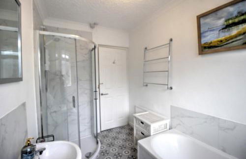 Amazing sea views and hot tub - Photo 27