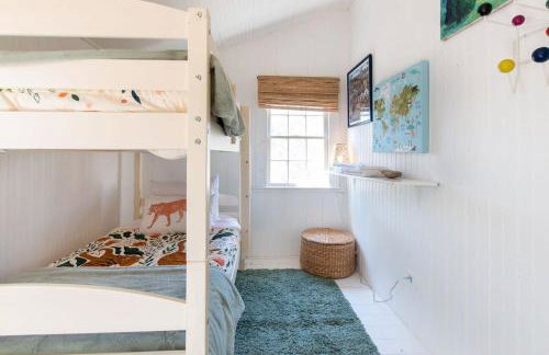 Seaside Retreat w Private Beach Landing - Foto 16