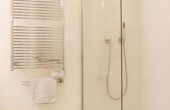 Two Bedroom Luxury Apartment - Balcony with View of Notre Dame - Photo 28