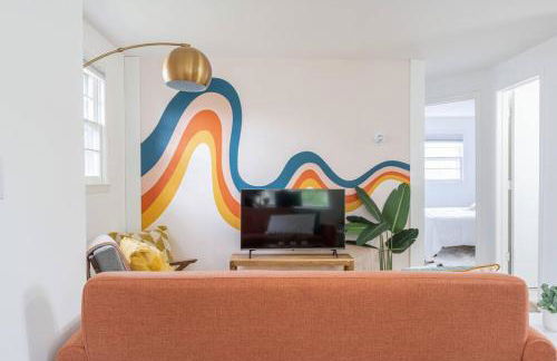 Retro Retreat: 1br home w/ WFH desk, livingroom, and fire pit - Foto 14