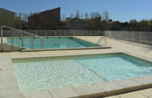 LE PETIT BONHEUR - PLACE PARKING PRIVEE - CLiM - TERRASSE - PISCINE PARTAGEE - PROCHE PARC SPIROU - Foto 3