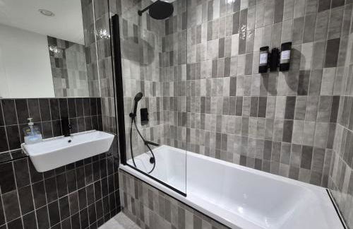 Serene- Stunning Two Bedroom 2 washroom, Spacious, dual aspect lounge, Jwellery Quarter, Birmingham City Centre - Foto 21