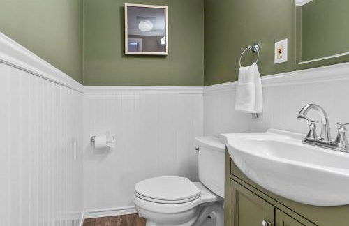 Family Walk to Craigville BeachBright 4BR Coastal Retreat - Foto 36