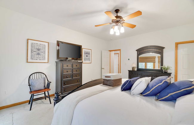 Elk Hollow by Avantstay Lakefront Chalet w/ Game Room & Fire Pit - Photo 30