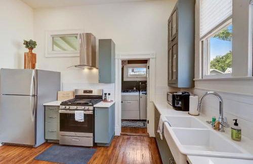 Downtown home with enclosed backyard, deck, streaming, washer/dryer, central AC - Foto 14