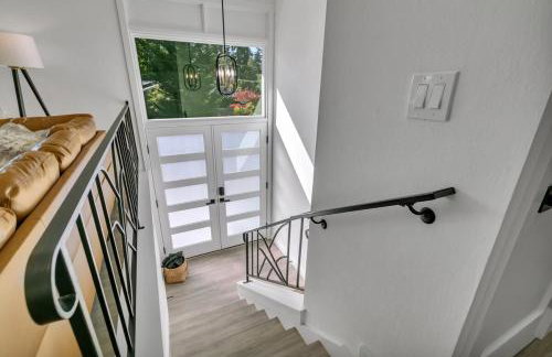 Stylish Bellevue Retreat - Photo 15