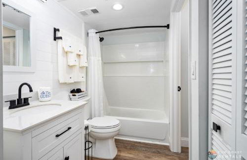 Ocean View Balcony just STEPS to the Beach with Pool, Parking and Wi-Fi! - Foto 15