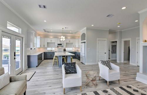 Walk to Crystal Beach Chic Family Retreat with Deck - Foto 4