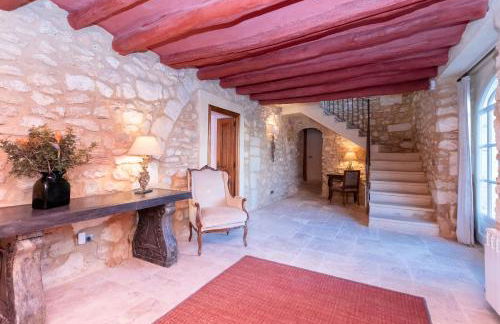 Casa de Piedra ubicada en el exclusivo wine village de Viladellops, te ofrece una experiencia única, donde el lujo y la tradición se fusionan en un entorno natural privilegiado - Foto 14