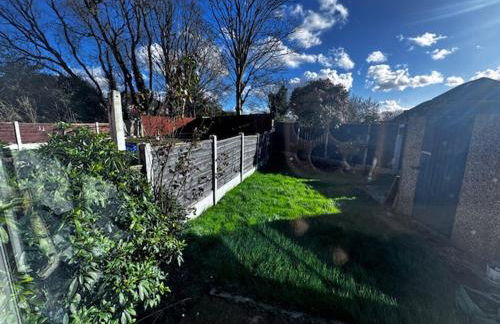 The Castleton Haven - 3 Bed Semi near M62 & M60 Motorways and Easy access to Manchester City Centre - Netflix and free high speed WIFI - Foto 3