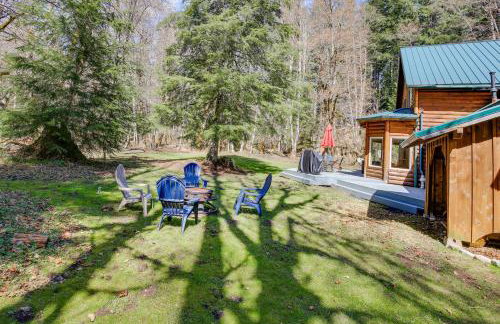 Peaceful Rhododendron Cabin with Fire Pit and Hot Tub! - Foto 27