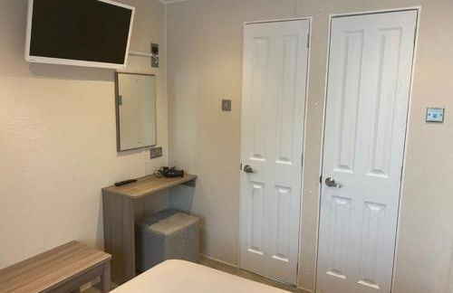 2 Bed Lodge Style Caravan with Hot Tub & Private Garden at Patrington Haven Leisure Park - Foto 7