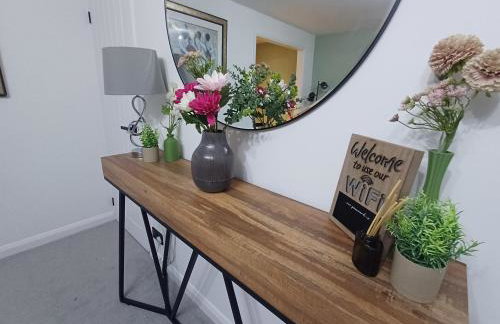Stylish 4 Bed House, Free Parking, Close to M4 Newport - Foto 9