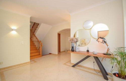 Spacious 4-Bedroom Villa with Private Heated Pool in Quinta da Beloura Sintra Ideal for Families & Long Stays - Foto 4
