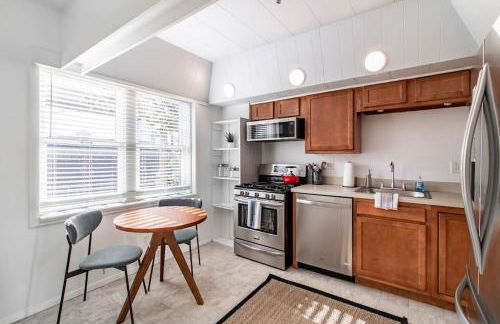 Riverfront Retreat - 2 Units - 3BR - Free Parking - Foto 7