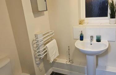 Sleek 4 bed Apartment with 2 bathrooms - Photo 12