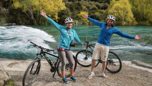 Con las bicicletas en el lago Hawea