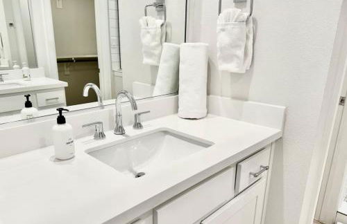 TMC 3-Story Townhome FREE EV Charge - Foto 12