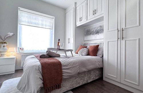 Chic Charming Classic 3bed w Ensuite - Pontypridd - Foto 9