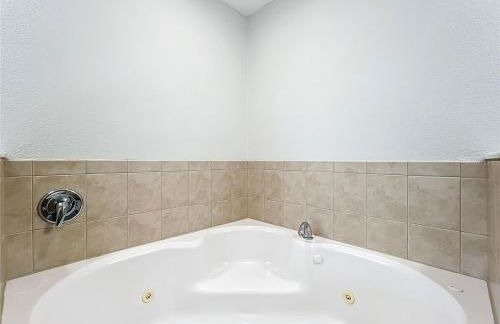 Spacious 3 Bed 3 Bath Luxury Condo 5 min from Disney - Photo 23