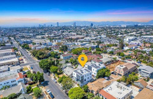 Luxury Townhome with Gated Parking and Private Balcony - Photo 32